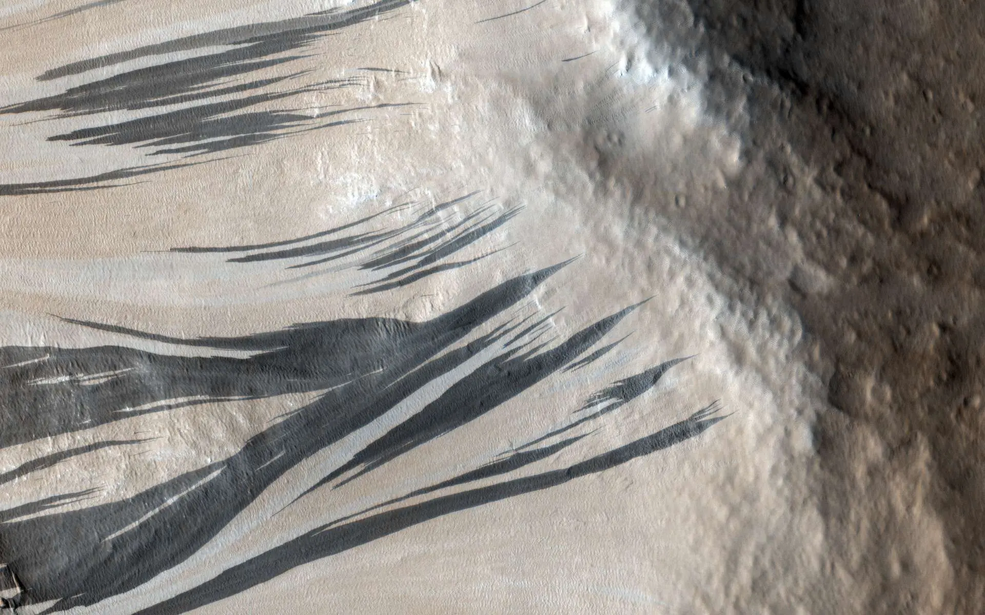 Striature su Marte: nuove prove contro la presenza di acqua liquida