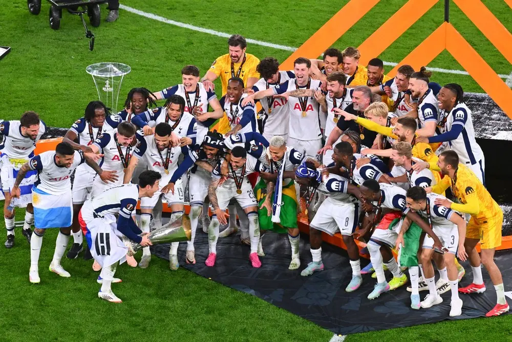 La stagione disastrosa finisce tra gioia e trionfo: Tottenham celebra la vittoria storica