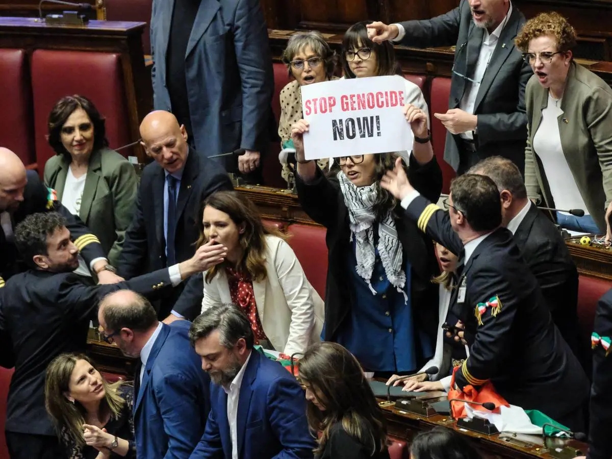 Gaza, protesta M5s in aula con bandiere palestinesi alla Camera