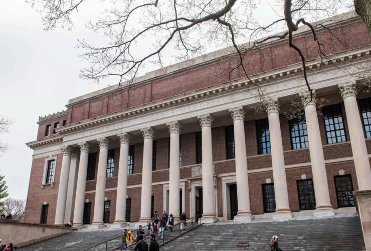 Trump blocca l’iscrizione di studenti stranieri a Harvard: cosa cambia