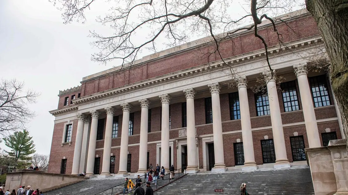 Trump blocca l’iscrizione di studenti stranieri a Harvard: cosa cambia