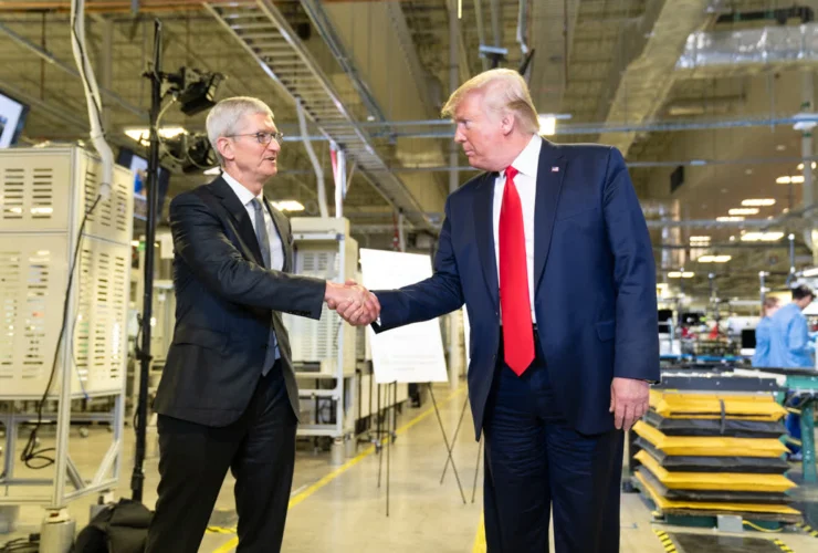 Trump: iPhone prodotti negli Usa o tasse del 25% in arrivo