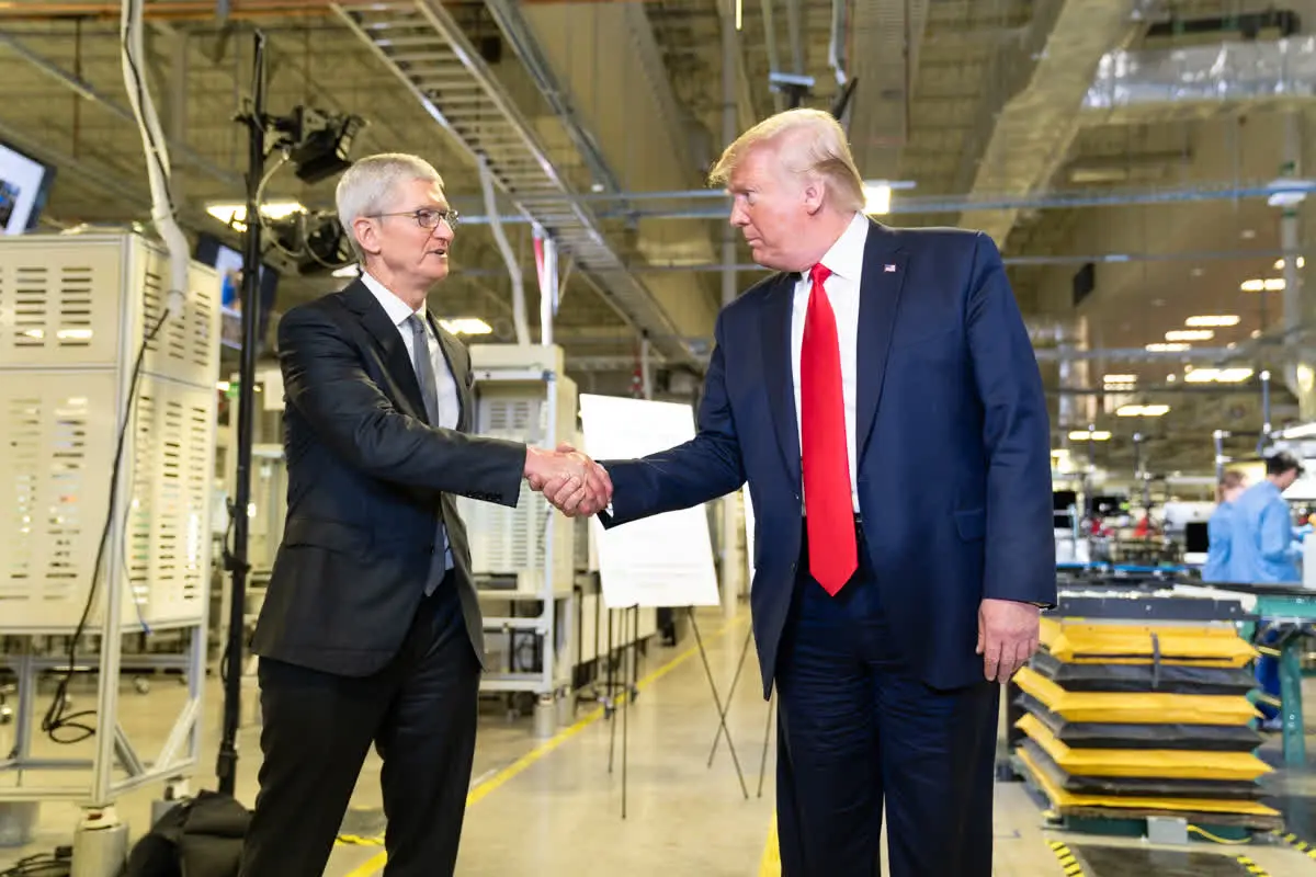 Trump: iPhone prodotti negli Usa o tasse del 25% in arrivo