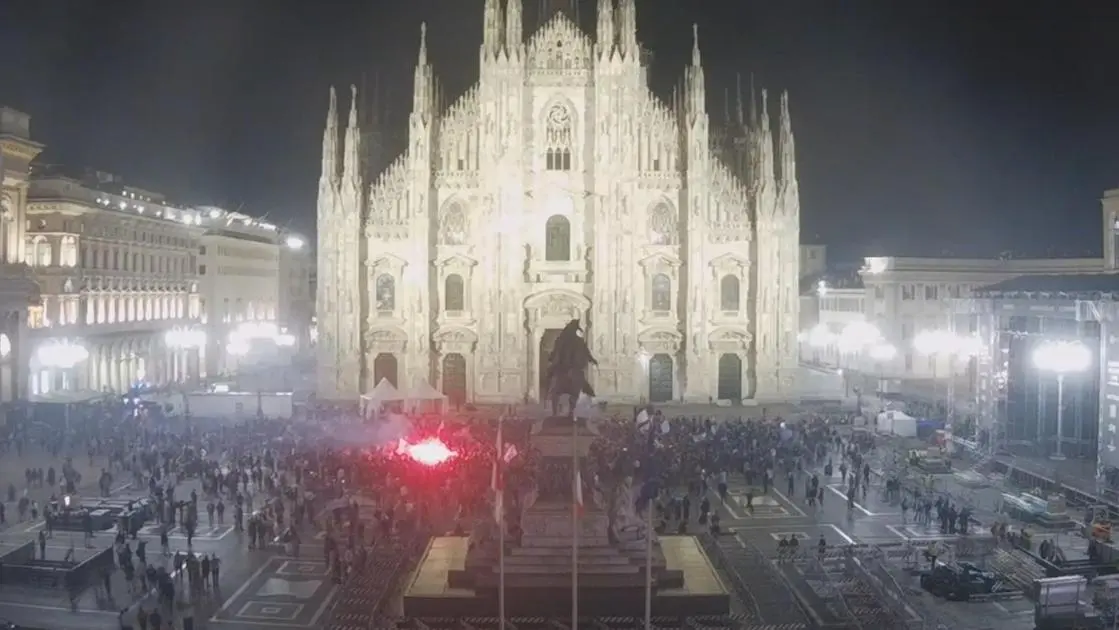 Festa napoli scudetto a milano: esplode la gioia in piazza duomo