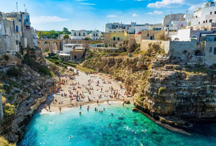 L’antica città costiera italiana sulle scogliere in crescita di interesse
