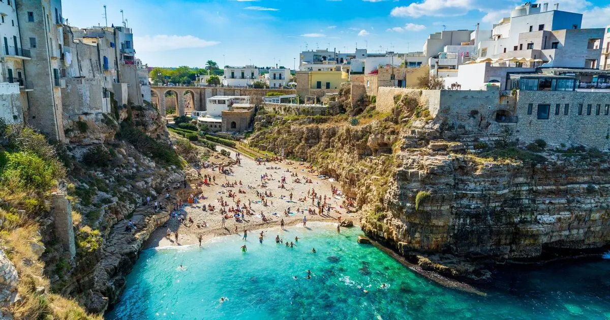 L’antica città costiera italiana sulle scogliere in crescita di interesse