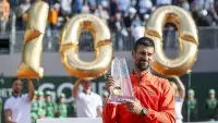 Djokovic festeggia la centesima vittoria: una carriera leggendaria