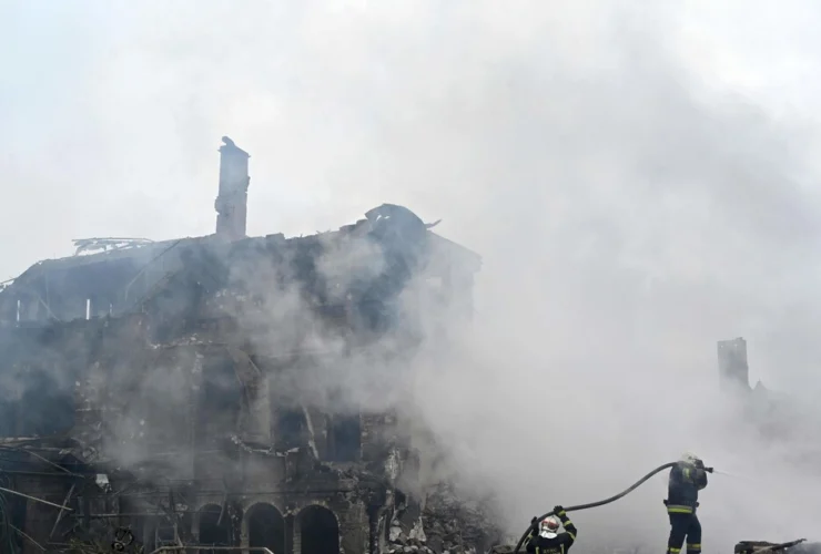 Ucraina, Zelensky: serve una pressione decisiva sulla Russia
