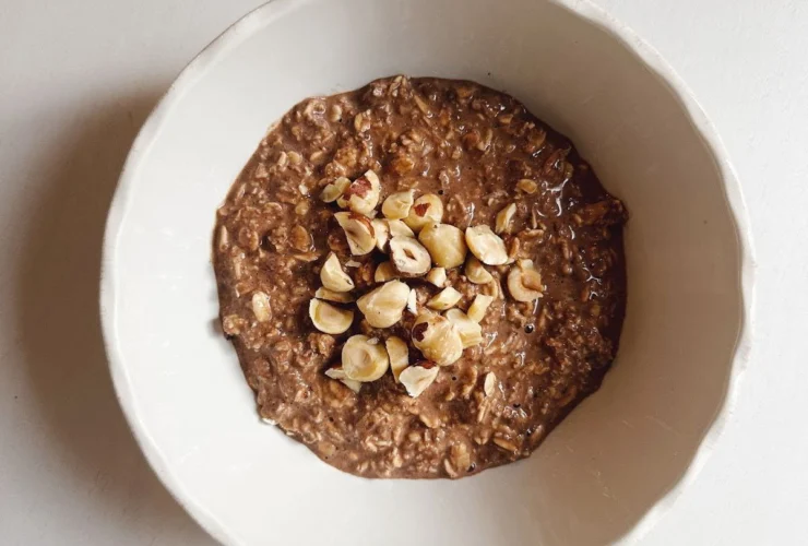 Crema di avena notturna al mocha con croccante nocciolato