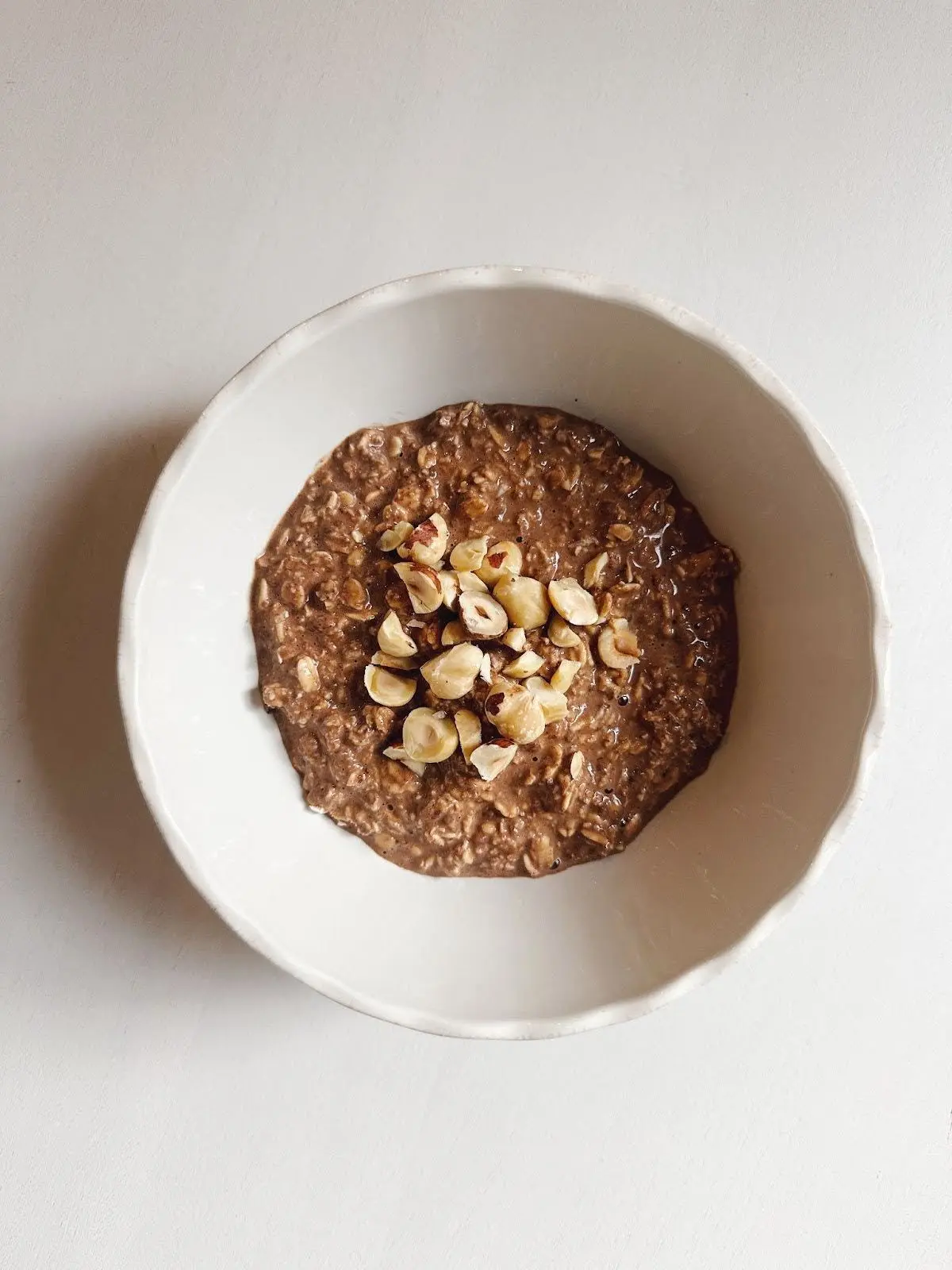 Crema di avena notturna al mocha con croccante nocciolato