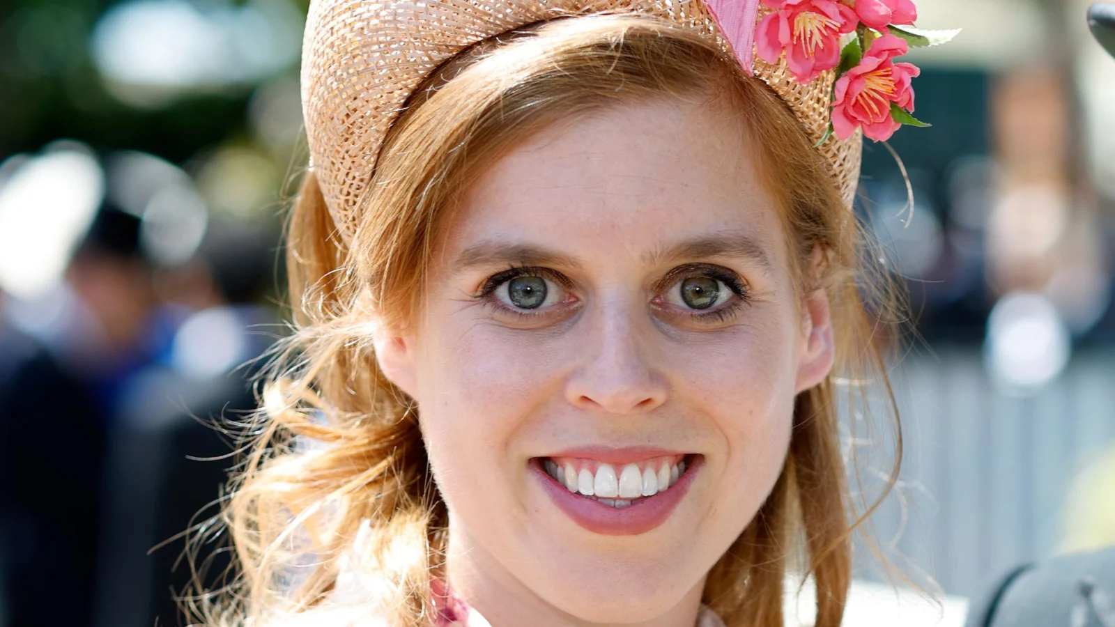 Princess Beatrice mostra con naturalezza l’abito premaman dopo il parto