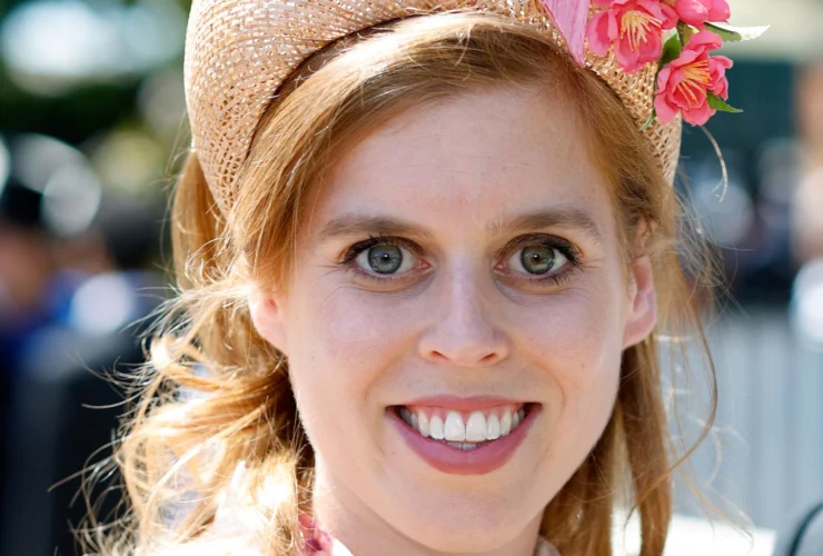 Princess Beatrice mostra con naturalezza l’abito premaman dopo il parto