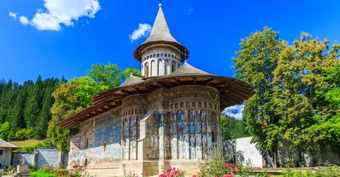La magia blu del monastero di Voroneț, gioiello medievale moldavo
