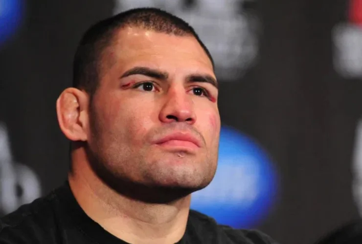 Il coach di Khabib svela il vero motivo del calo di Cain Velasquez in MMA