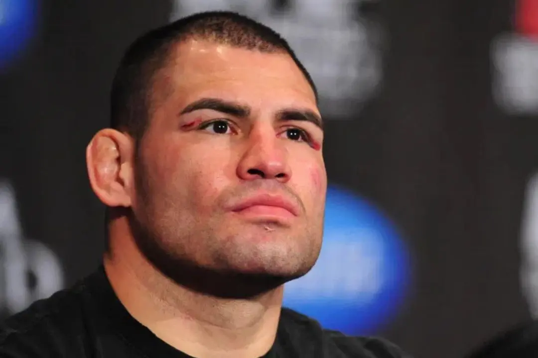 Il coach di Khabib svela il vero motivo del calo di Cain Velasquez in MMA
