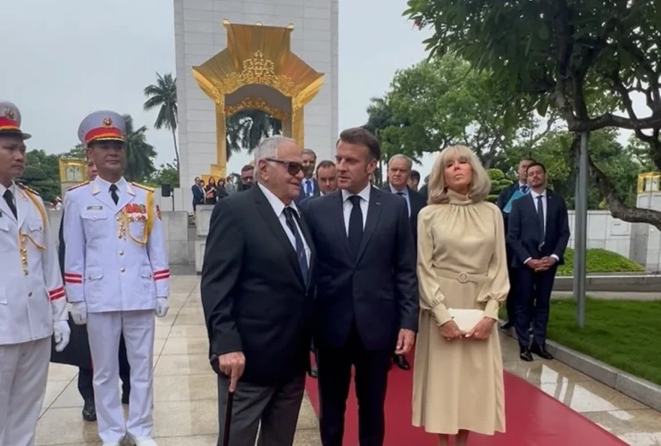 Emmanuel Macron e Brigitte a Hanoi: il gesto scherzoso che ha fatto il giro del web