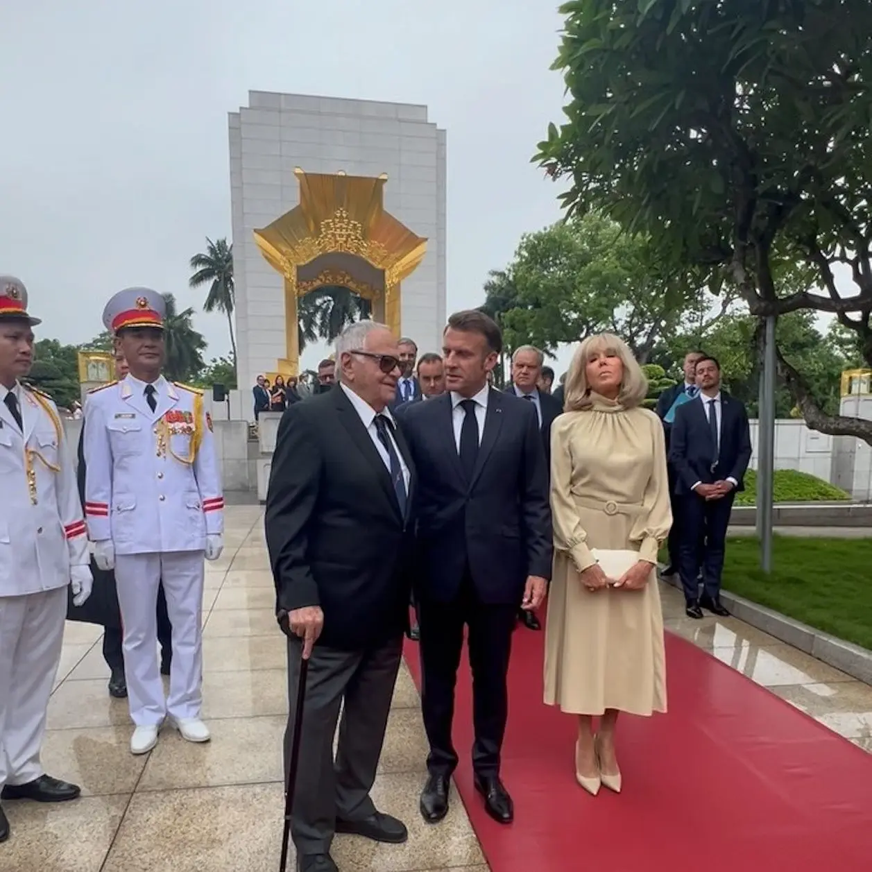 Emmanuel Macron e Brigitte a Hanoi: il gesto scherzoso che ha fatto il giro del web