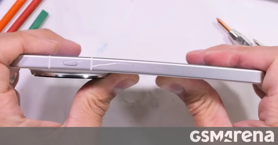 Oppo Find X8 Ultra: resistenza al piegamento messa alla prova