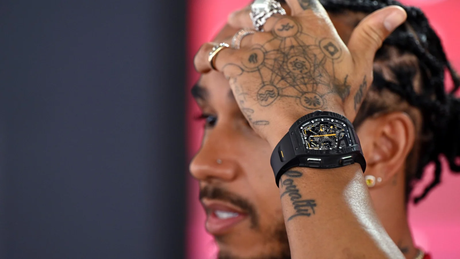 Lewis Hamilton sfoggia orologio esclusivo da 1,1 milioni in cerca del podio Ferrari