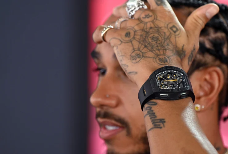 Lewis Hamilton sfoggia orologio esclusivo da 1,1 milioni in cerca del podio Ferrari