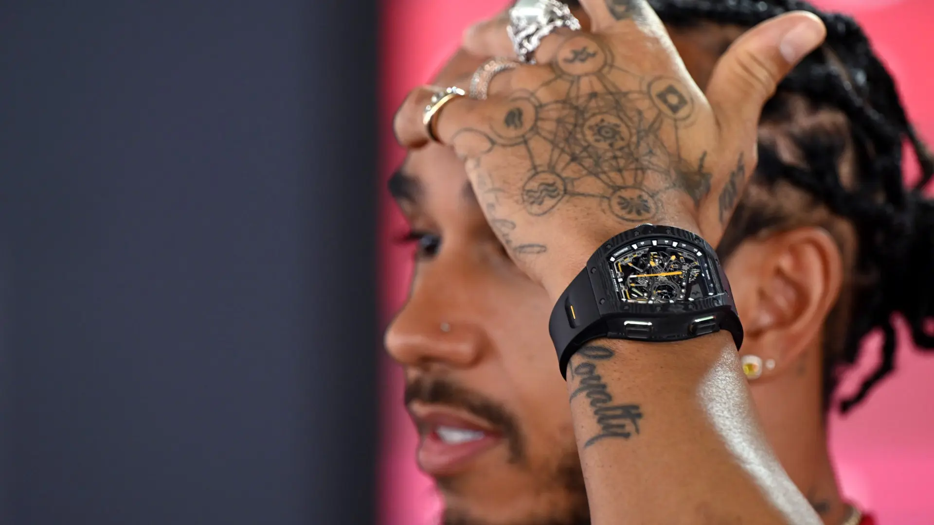 Lewis Hamilton sfoggia orologio esclusivo da 1,1 milioni in cerca del podio Ferrari