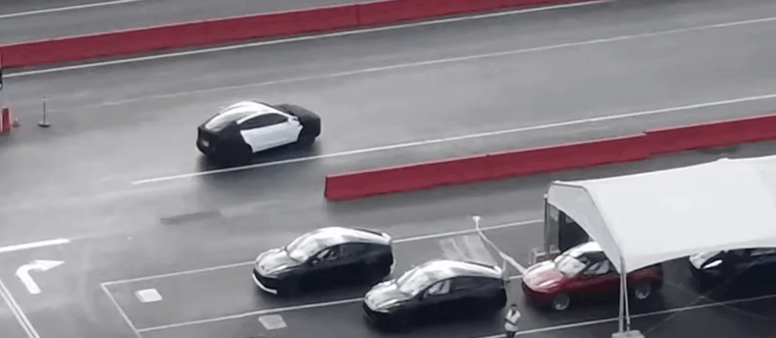 Tesla svelata in fabbrica: il nuovo prototipo accende i rumors