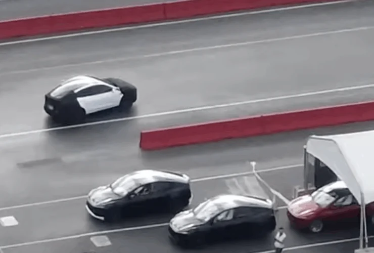Tesla svelata in fabbrica: il nuovo prototipo accende i rumors