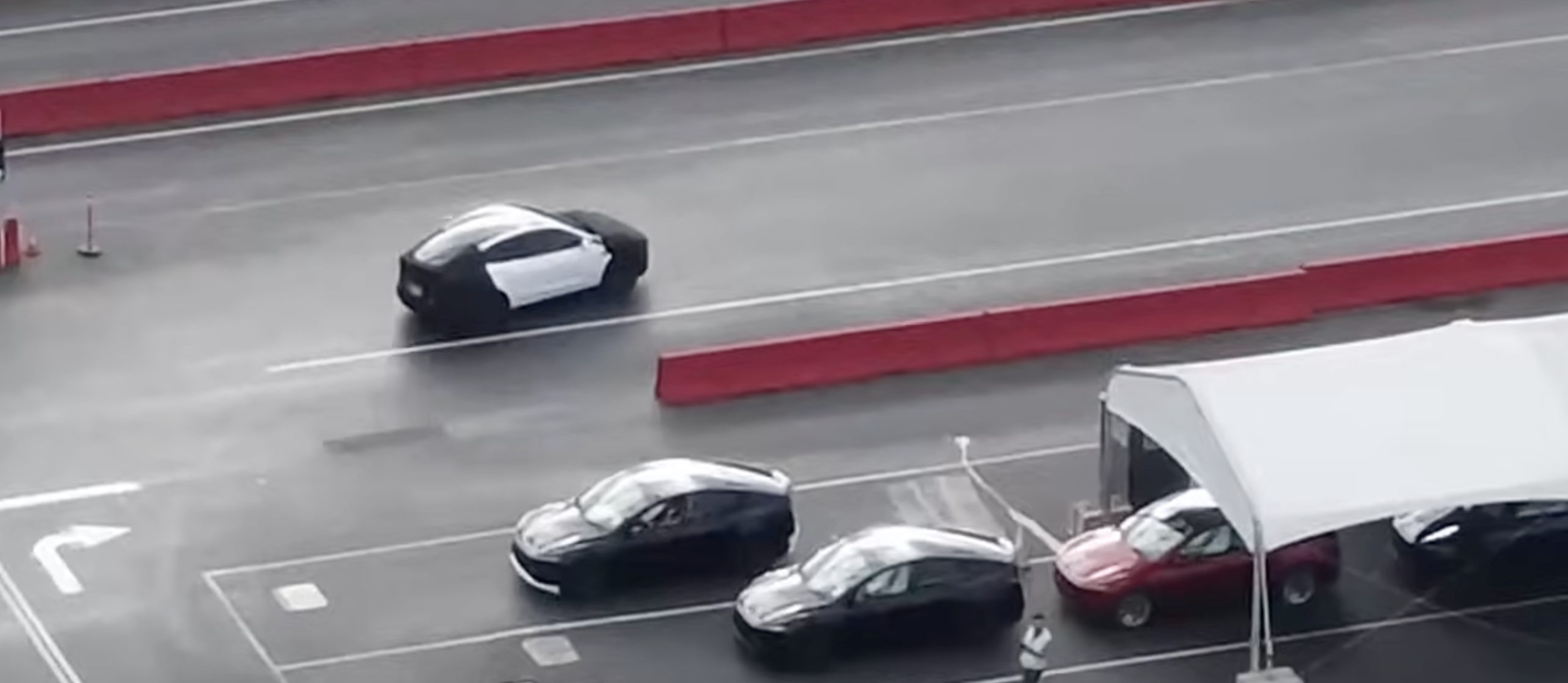 Tesla svelata in fabbrica: il nuovo prototipo accende i rumors