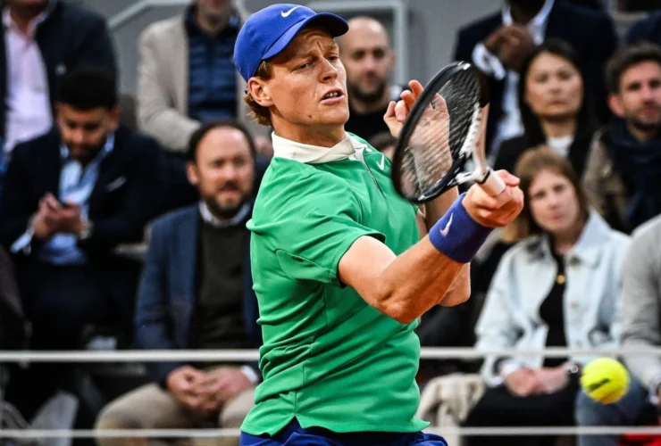 Sinner avanza agli ottavi del Roland Garros superando Lehecka in tre set