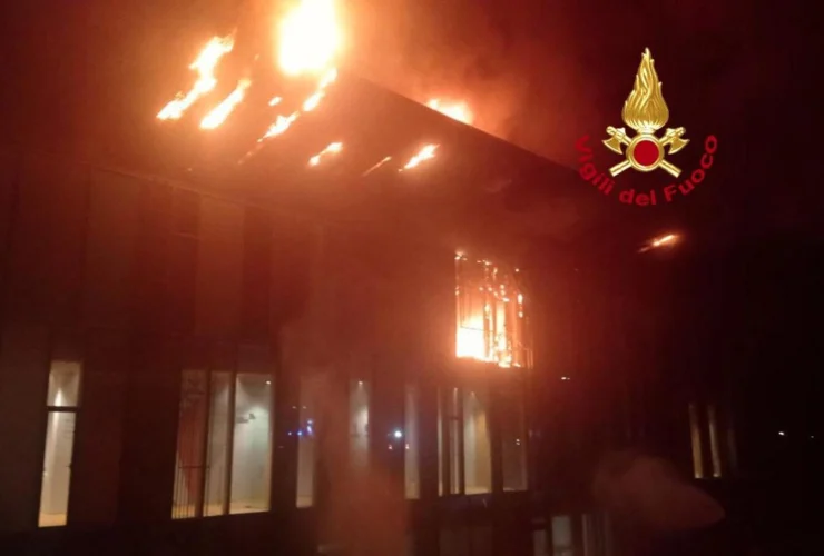 Incendio al Viola Park: padiglione giovani distrutto, quattro intossicati