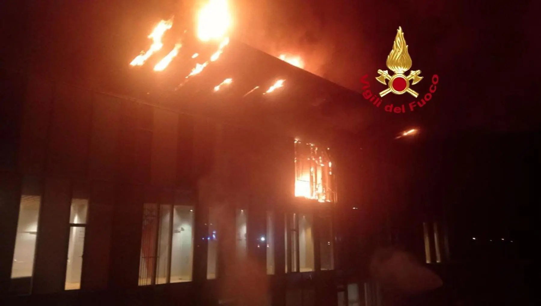 Incendio al Viola Park: padiglione giovani distrutto, quattro intossicati