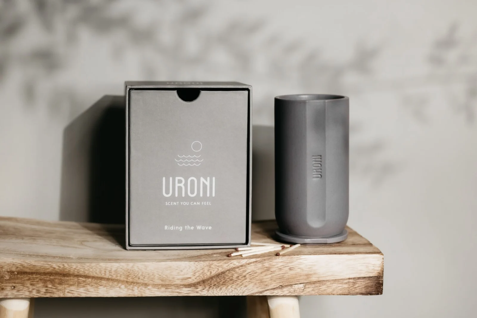 Uroni u miris leta con candela artigianale che porta il mare in casa