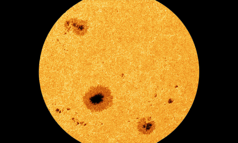 Scopri le lentiggini del Sole come non le hai mai viste