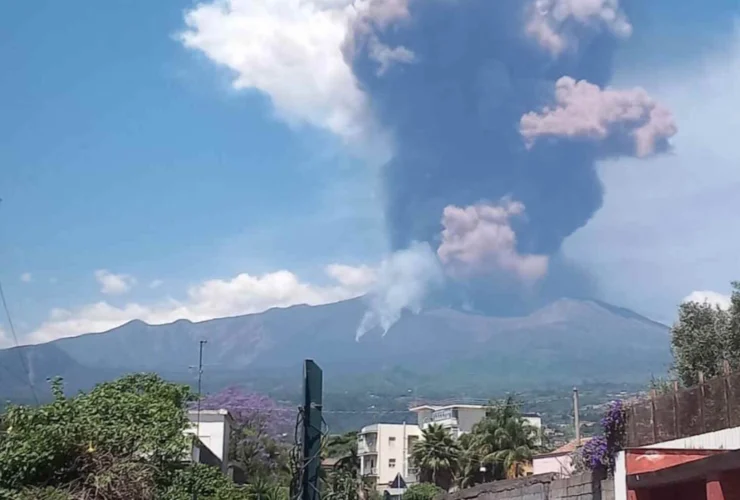 Etna in eruzione, il cratere sud-est crolla tra spettacolo e rischio