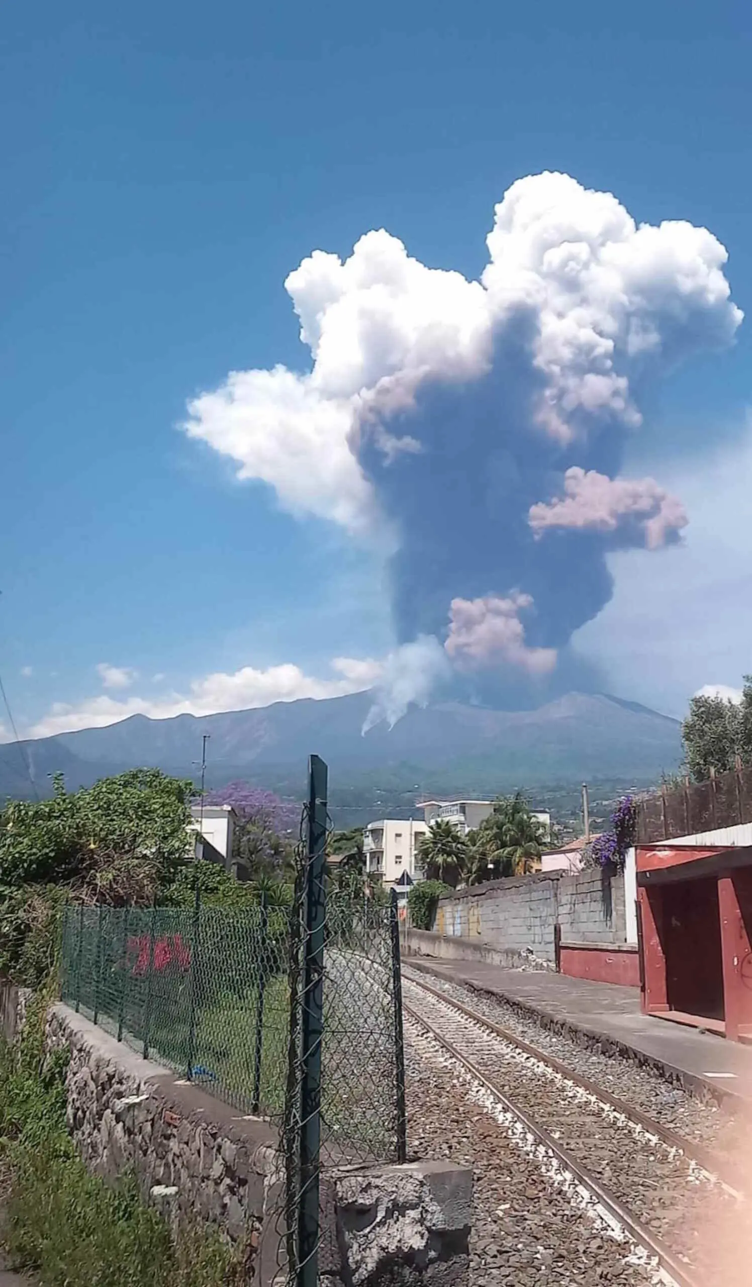 Etna in eruzione, il cratere sud-est crolla tra spettacolo e rischio