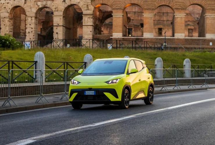 Byd supera Tesla nel Regno Unito: la sfida elettrica accelera