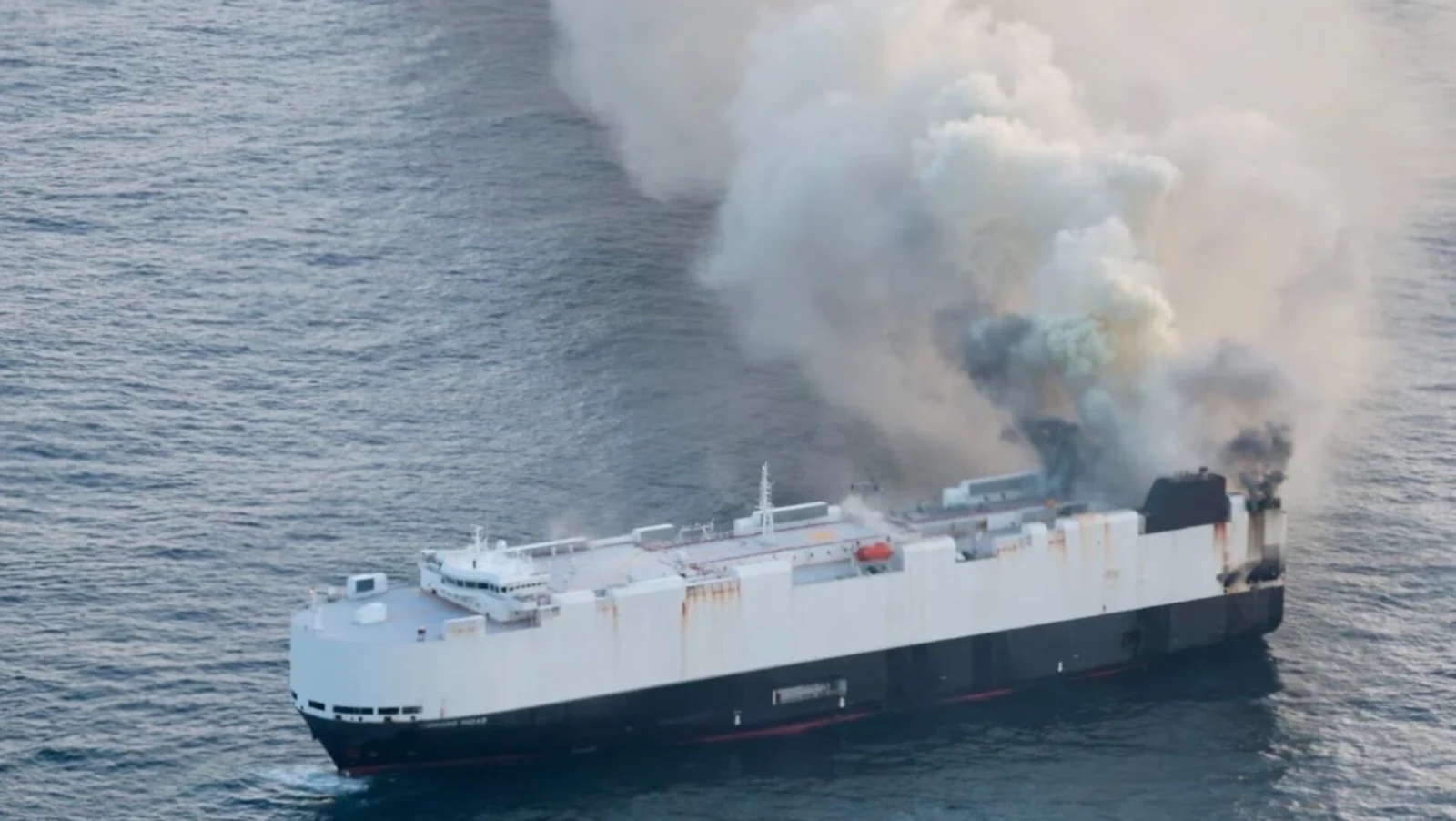 Nave abbandonata con veicoli elettrici in fiamme nel Pacifico