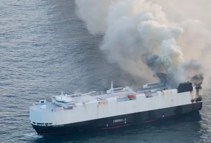 Nave abbandonata con veicoli elettrici in fiamme nel Pacifico