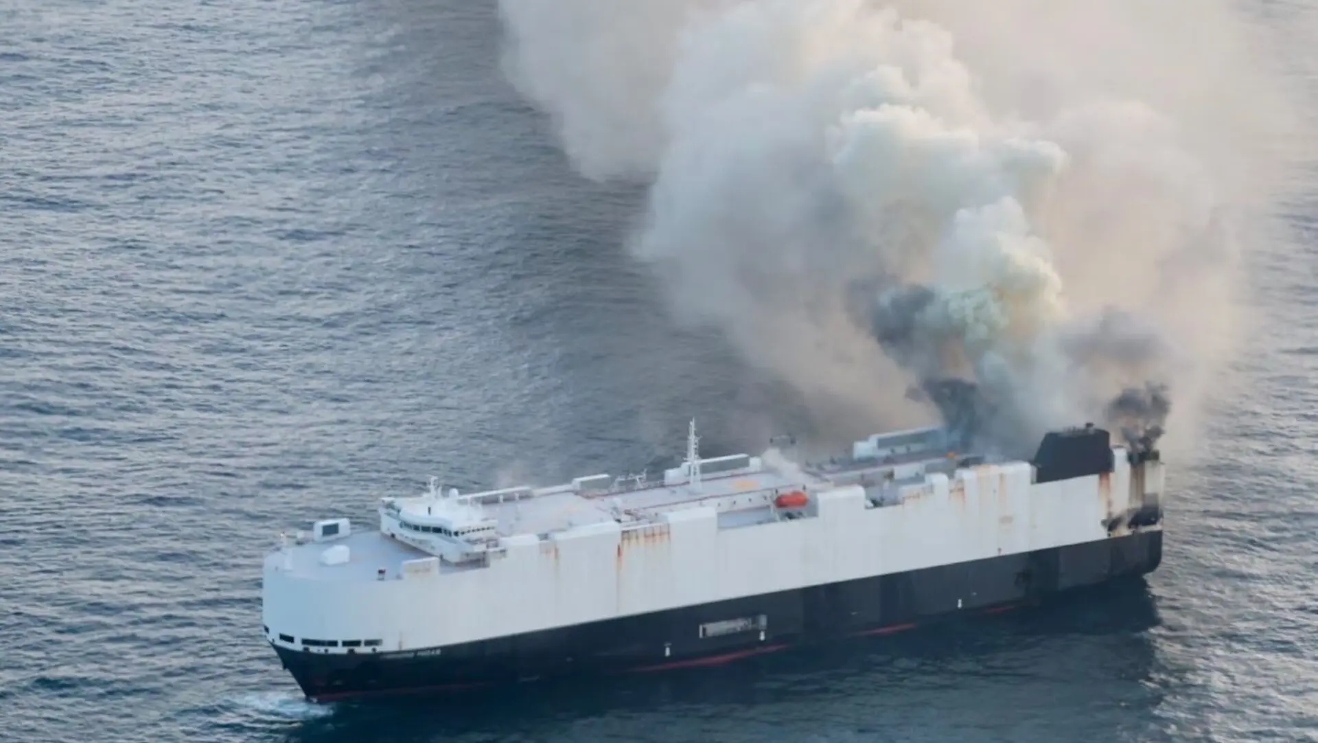 Nave abbandonata con veicoli elettrici in fiamme nel Pacifico