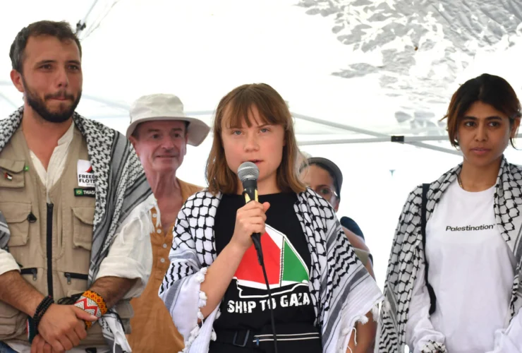 La nave di aiuti con Greta Thunberg naviga verso Gaza costeggiando l’Egitto