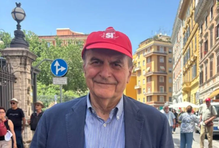 In piazza con il cappellino “Sì”: polemiche su Bersani al corteo