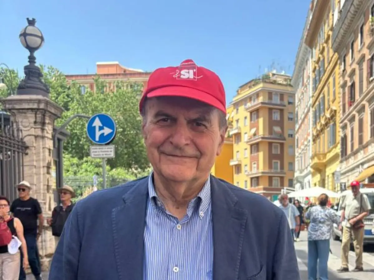 In piazza con il cappellino “Sì”: polemiche su Bersani al corteo