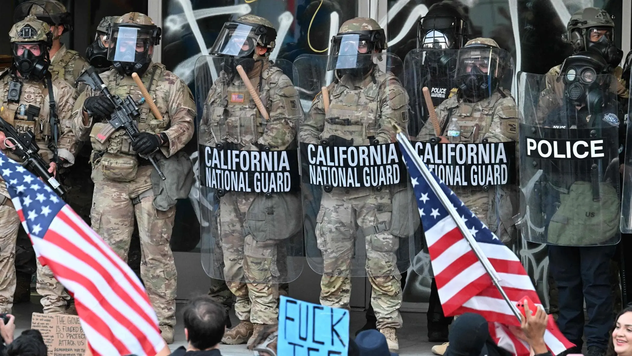 Proteste da Los Angeles a New York, arresti per il coprifuoco: Trump accusa “animali pagati