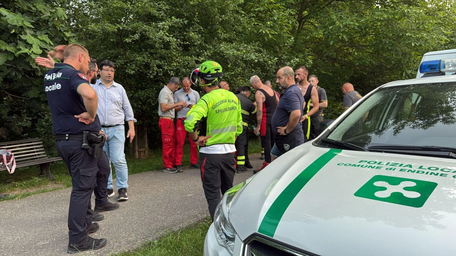 Scomparso pescatore milanese nel laghetto di Rogno: ricerche urgenti