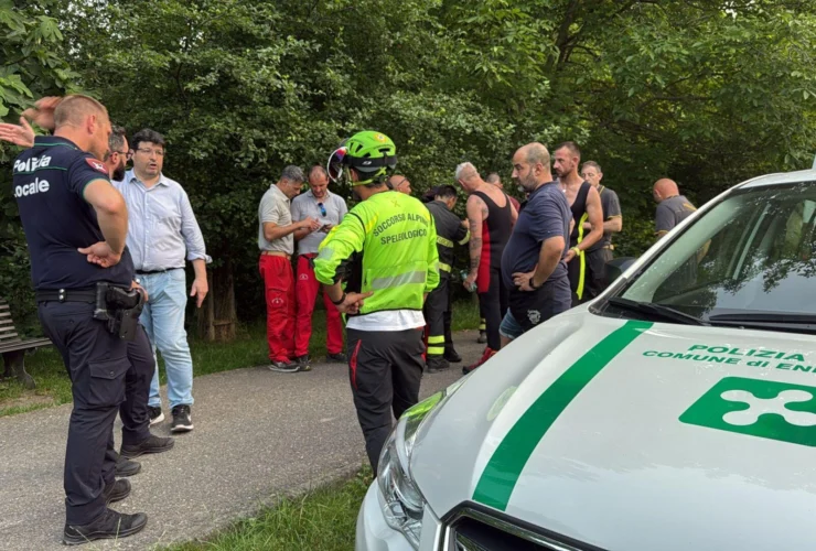 Scomparso pescatore milanese nel laghetto di Rogno: ricerche urgenti