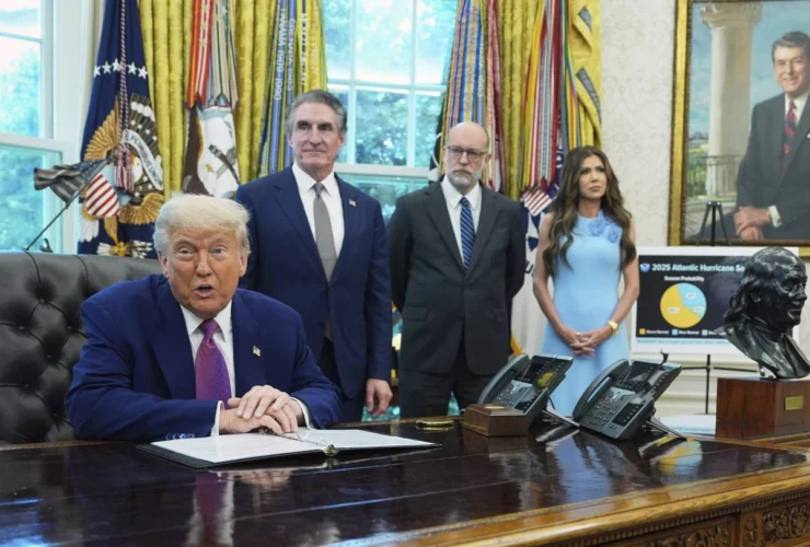 Trump avverte: «soldati pronti ovunque scoppino rivolte» e invia migranti a Guantanamo