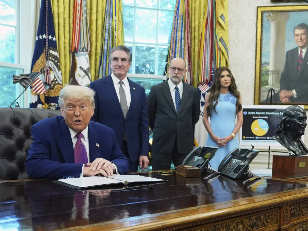 Trump avverte: «soldati pronti ovunque scoppino rivolte» e invia migranti a Guantanamo