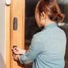 Milioni di britannici invitati a chiudere porte e finestre di giorno