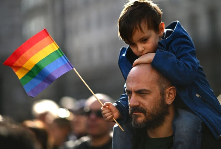 Come l’Italia ha riconosciuto la genitorialità omogenitoriale sotto un governo conservatore