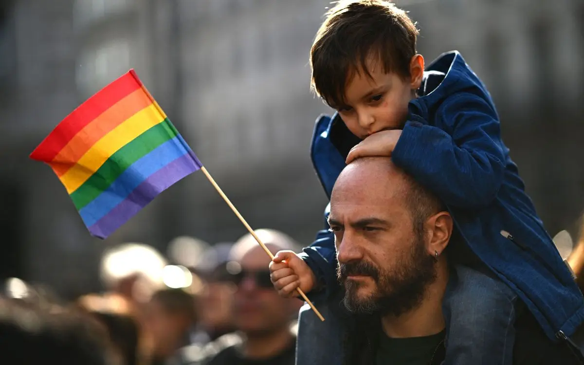Come l’Italia ha riconosciuto la genitorialità omogenitoriale sotto un governo conservatore